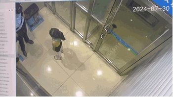 教科书式自救！小女孩走丢，竟用ATM机的emc易倍紧迫对考究助